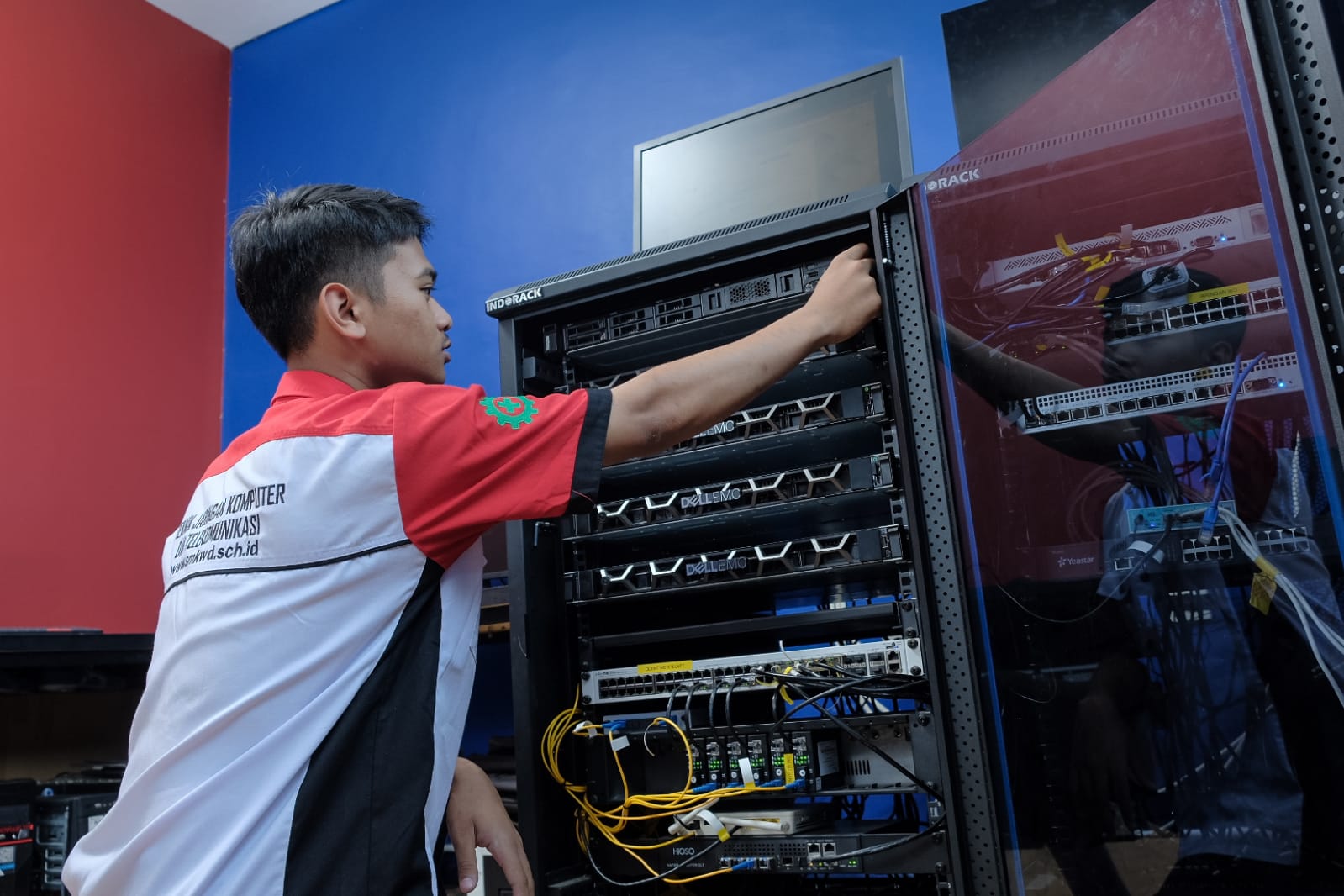 Kelas System Administrator (Sysadmin) Jurusan Teknik Jaringan Komputer dan Telekomunikasi